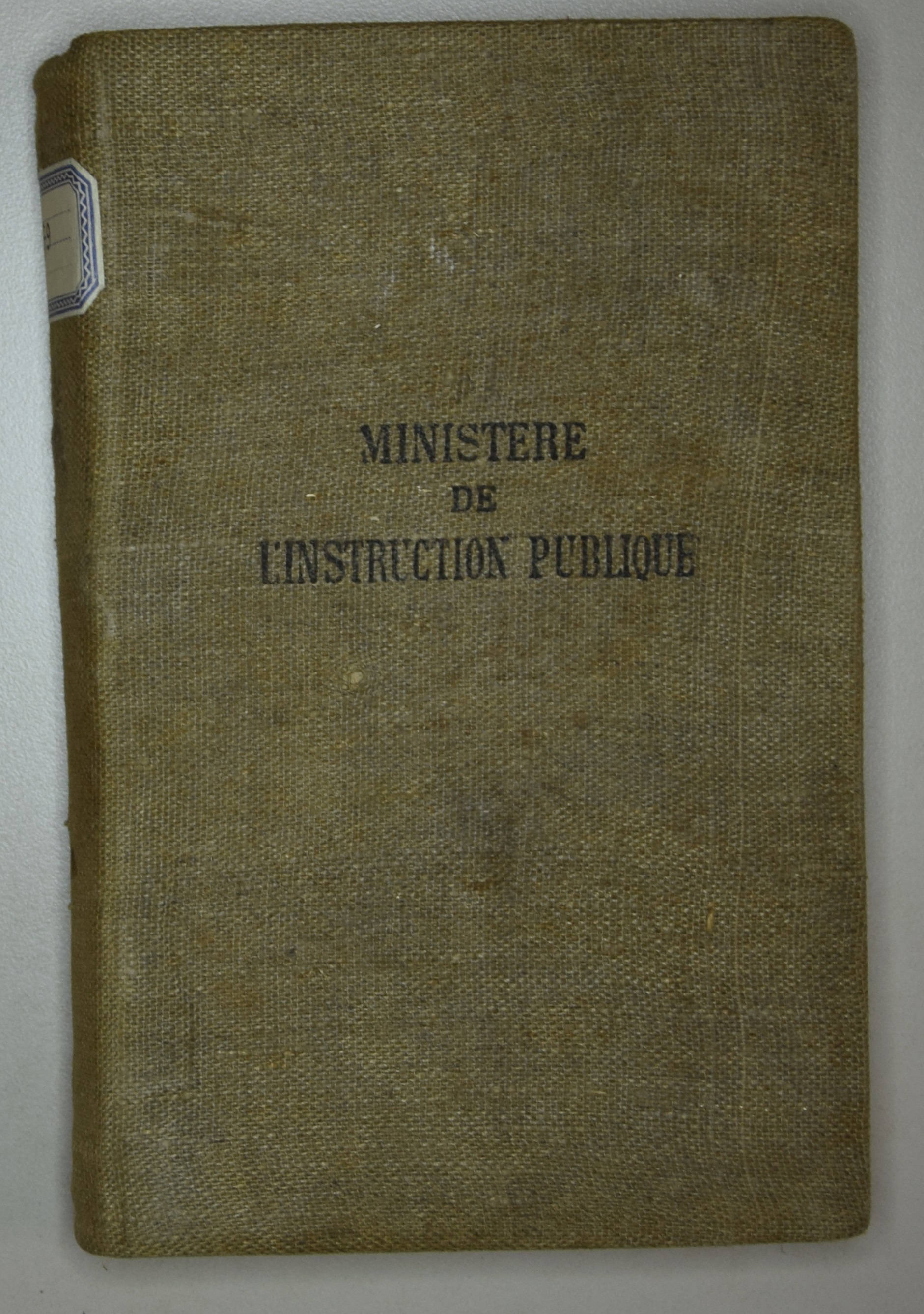 Livre portant l'inscription « Ministère de l'Instruction publique » sur son plat supérieur.  L'aide de l'État aux bibliothèques scolaires et populaires se traduisaient par des concessions de livres.