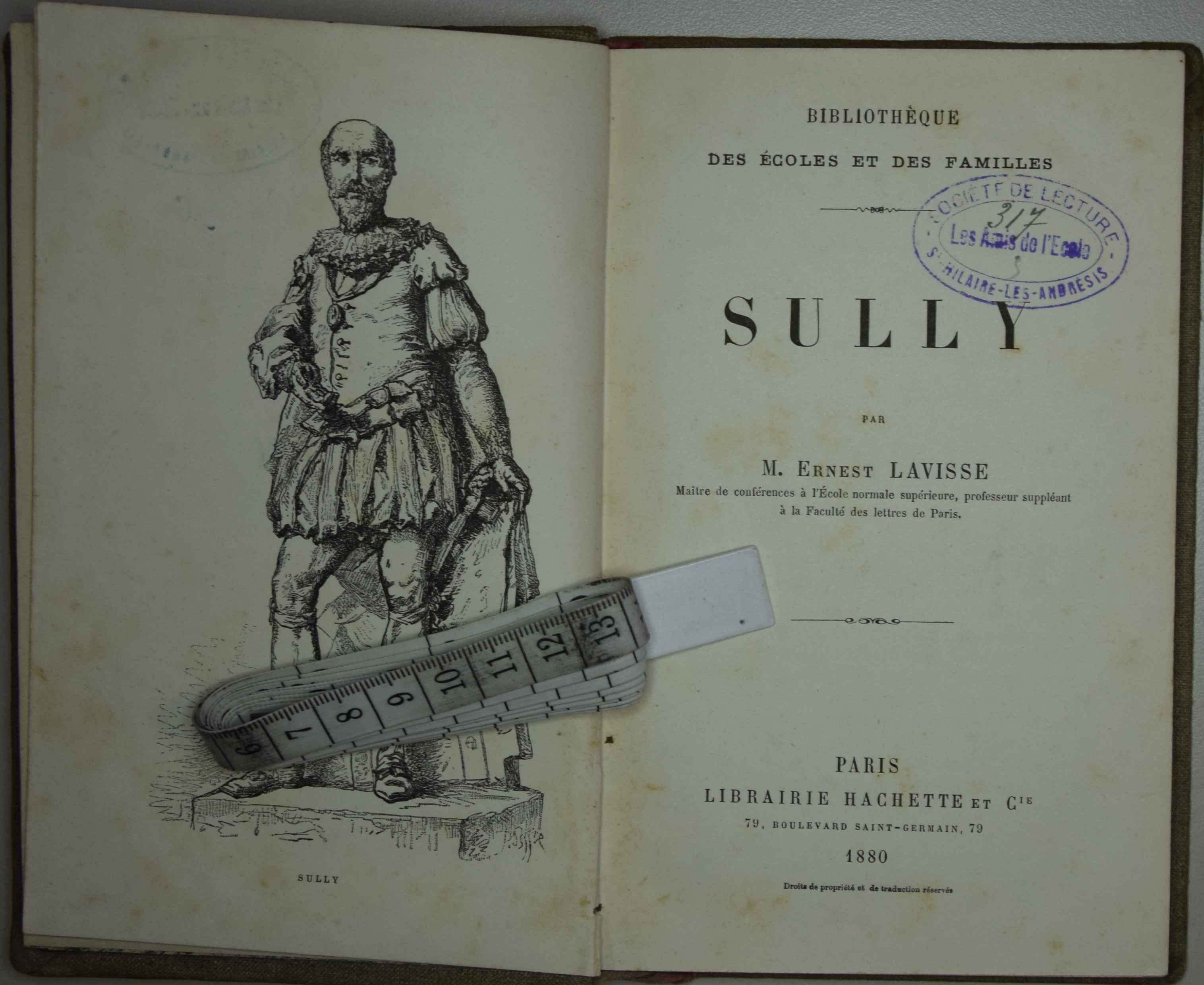 Page de titre avec le tampon des Amis de l'école et une gravure du personnage de Sully sur la gauche