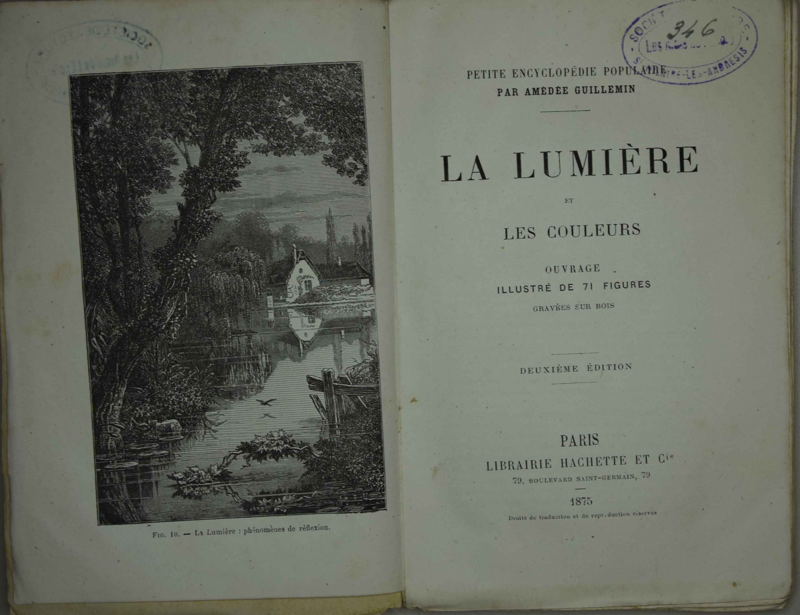 Page de titre avec le tampon des Amis de l'école et une gravure d'une maison sur le bord d'un court d'eau