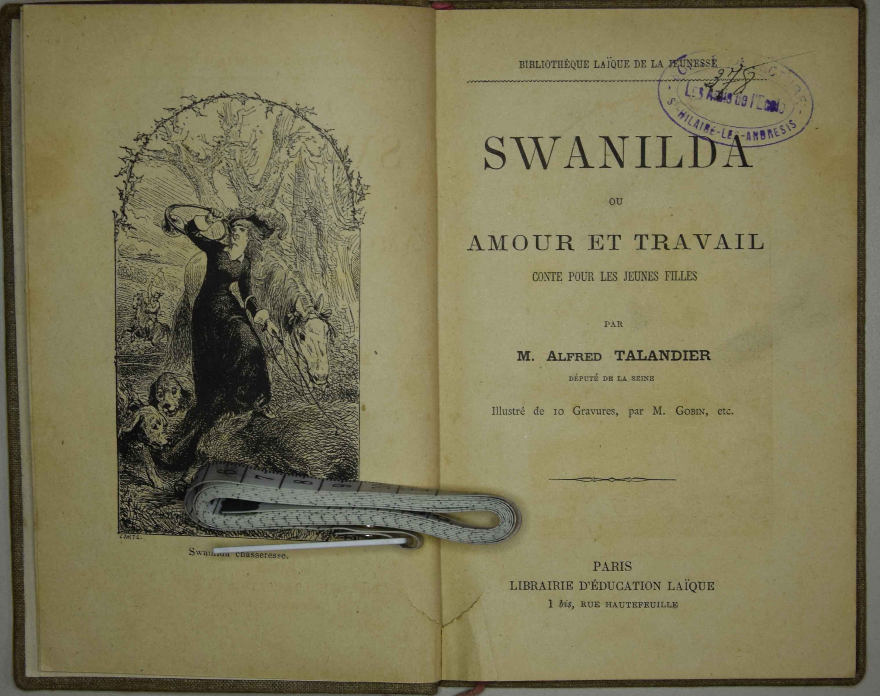 Page de titre avec le tampon des Amis de l'école et une gravure de Swanilda chasseresse en pleine page de gauche.