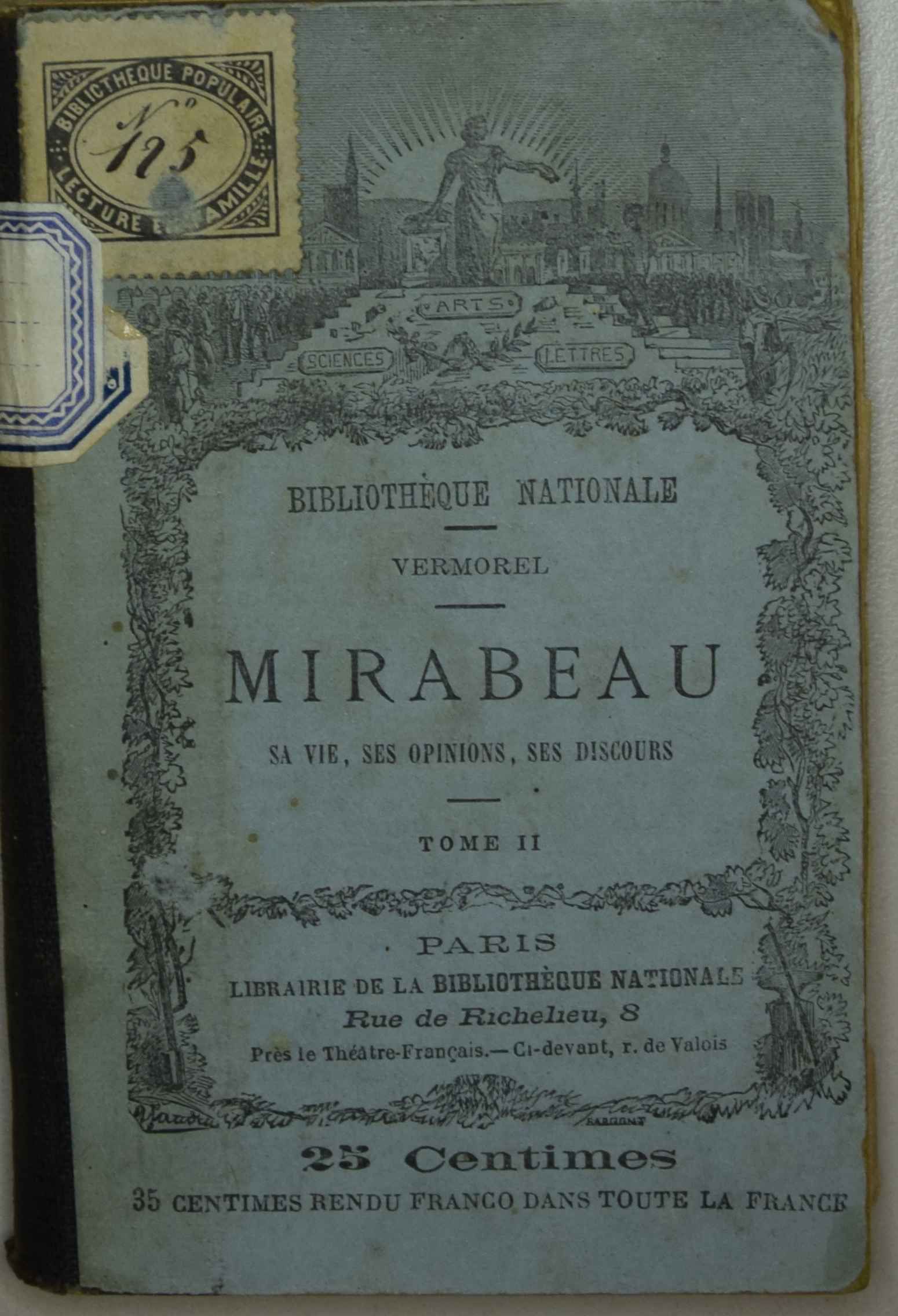 Plat comportant un timbre : " Bibliothèque populaire / Lecture en Famille " dans l'angle supérieur gauche